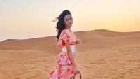 Di Dubai, Dylan juga menikmati safari di Gurun Pasir Dubai yang eksotis. Dylan tampak cantik dengan gaun berwarna pink ini. (Instagram/Dylan Sahara)