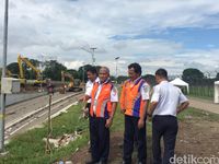 Direktur Operasional PT KAI Slamet Susanto meninjau jalur kereta bandara