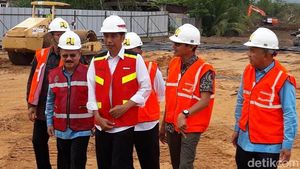Di Kaki Bukit, Jokowi Resmikan Proyek Tol Padang-Pekanbaru