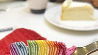 Rainbow Crepe Cake merupakan cake paling favourit. Lapisan crepe warna-warni diolesi krim yang lembut, Foto: Instagram Billy Angel Cake Company