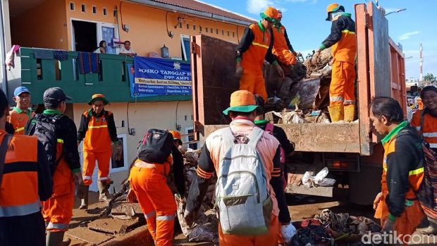 Petugas berjibaku bersihkan sampah sisa banjir di Kampung Pulo