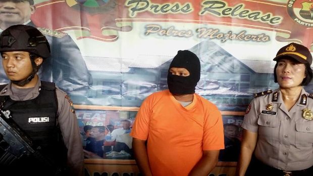 pemilik pabrik arak, Masroni Saiful Amin