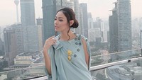 Di Kuala Lumpur, Whulan pun sempat traveling sambil menghadiri pernikahan salah satu sahabatnya. Cantik ya Whulan di sini (@whulandary/Instagram)