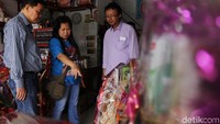 Pengunjung tengah memilih parcel.