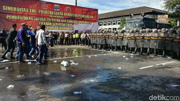 1.000 Personel Gelar Simulasi Pengamanan Pilkada di Bandung