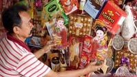 Seorang pekerja tengah menata hiasan tentang Imlek di parcel.