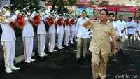 Prabowo melakukan salam hormat saat menghadiri acara tersebut.