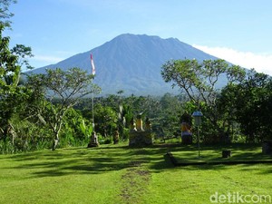 309 Penduduk Lereng Gunung Agung Mengungsi