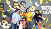 Keluarga juga banyak yang mampir di gerai Sang Pisang. Latarnya ikon Markobar, usaha martabak milik Gibran sang kakak yang dikeroyok monyet ikon Sang Pisang. Foto: Ibnu Munsin