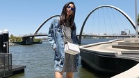 Saat traveling, Whulan pun selalu berpakaian dengan casual dan cantik. Ini saat traveling ke Perth di Australia (@whulandary/Instagram)