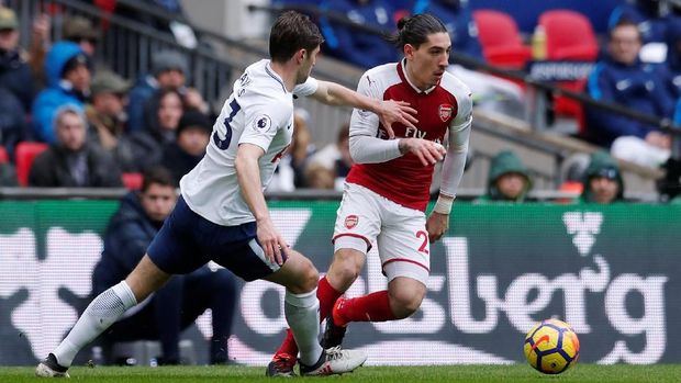 Lini belakang The Gunners mendapat serangan lebih banyak dari Tottenham Hotspur setelah jeda.