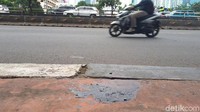 Rombongan pesepeda ditabrak mobil SUV mewah di Jalan Gatot Subroto, Jakarta Selatan. Di lokasi masih terdapat bercak darah korban tewas, yakni produser di RTV, Raden Sandy Syafiek.