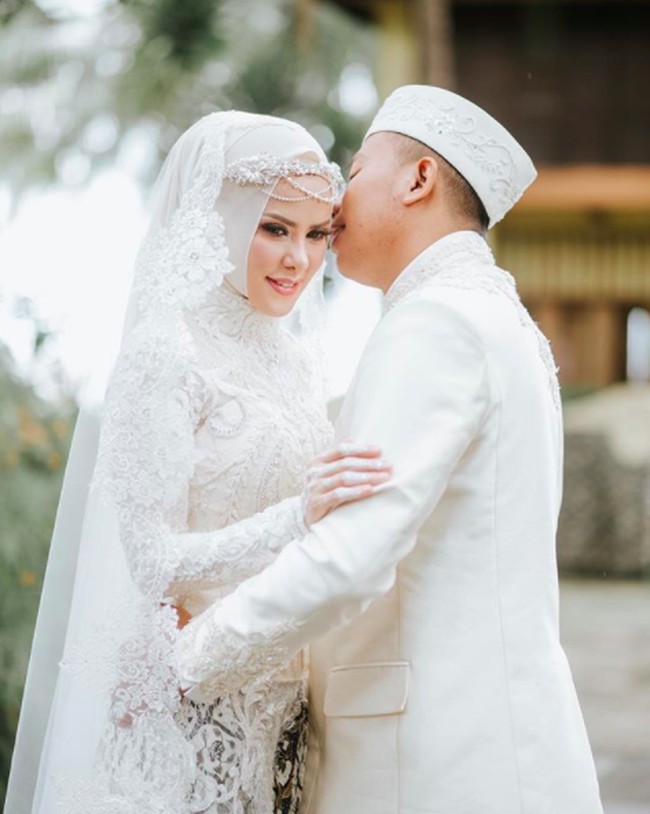 Kebaya yang dipakai Angel Lelga ini merupakan karya desainer muda asal Bandung Fransisca Irene. Ia memboyong kain bertabur payet mewah dari Italia untuk tampilan spesial Angel Lelga hari itu.  Foto: istimewa