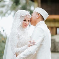 Kebaya yang dipakai Angel Lelga ini merupakan karya desainer muda asal Bandung Fransisca Irene. Ia memboyong kain bertabur payet mewah dari Italia untuk tampilan spesial Angel Lelga hari itu.  Foto: istimewa