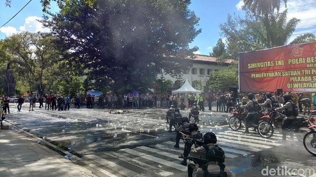 1.000 Personel Gelar Simulasi Pengamanan Pilkada di Bandung