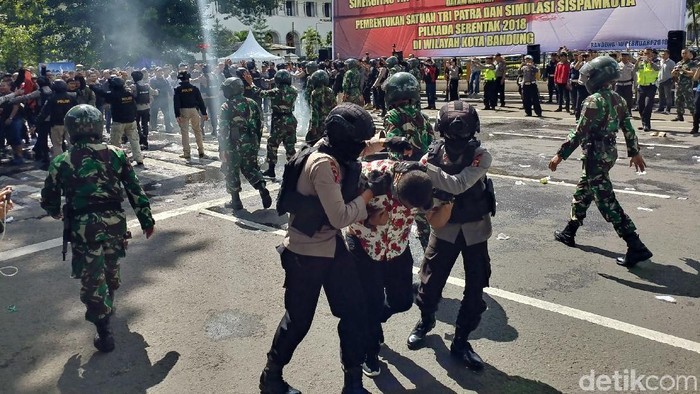 1.000 Personel Gelar Simulasi Pengamanan Pilkada di Bandung