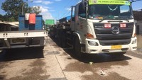 Foto: Iya jalan diblokir karena kalau diterjang bakal banyak kendaraan yang mogok, malah menimbulkan kemacetan. Ditutupnya mulai dari rel kereta KBS sampai Pelindo, kata Humas Polres Cilegon Ipda Sigit Darmawan kepada detikcom, Sabtu (10/2/2018) Fotografer: Muhammad Iqbal/detikcom