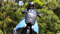 Skuter lucu ini diberi nama Biski yang diperkenalkan oleh perusahaan asal Detroit, Gibbs. Jika dilihat dari tampilan yang disajikan skuter ini terlihat bongsor, tentu desain ini dilakukan dengan sengaja. Karena motor ini memang bisa melintas di atas air. Foto: Pool