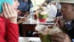 Begini Gaya Ridwan Kamil Saat Mencicipi Makanan Enak