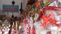 Menjelang Hari Raya Imlek, Toko Parcel Garuda jl. Prof. Dr. Latumenten mulai kebanjiran pesanan.