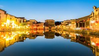 Di bagian timur China terdapat kota sungai, desa kuno Hongcun. Bagian dalam kota pun dipenuhi dengan danau dan jembatan kuno. Bahkan, kanal yang melewati kota ini seperti diibaratkan sebagai sistem peredaran darah. (Thinkstock)