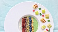 Tak diketahui pasti nama seniman Jepang ini. Lewat akun Instagram 2emo19, ia mengunggah foto smoothies bowl cantik. Yang ini smoothie hijau dengan kelapa, biji hemp, bluberry, apel, delima, kacang pecan dan chick pea. Foto: Instagram @2emo19