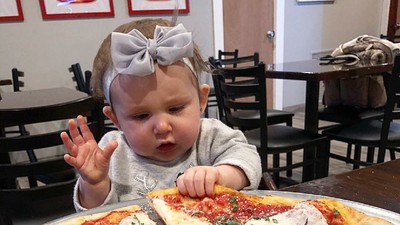 Ekspresi Menggemaskan Bayi Saat Foto Bareng Makanan Berlimpah