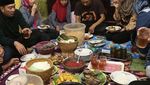 Begini Gaya Ridwan Kamil Saat Mencicipi Makanan Enak
