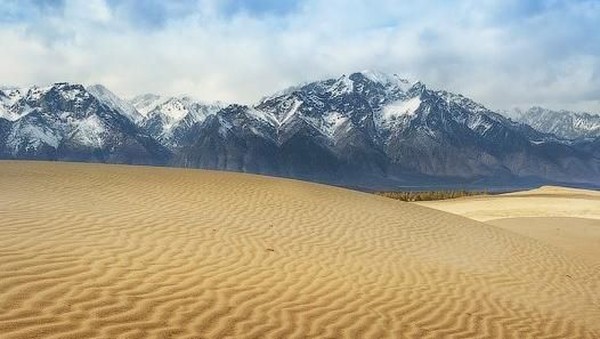 Foto: Diduga, gurun pasir ini terbentuk sekitar 50 atau 100 tahun yang lalu. Daratan segitiga yang ada di depan Gunung Sakukan terkikis oleh angin dan cuaca. Kikisan tersebut menghasilkan bukit-bukit kecil dan juga padang pasir ini. (marina_ogneva_curly/Instagram)