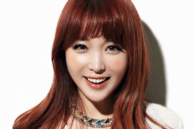 Ada seorang netizen berkomentar mengenai Hong Jin Young. Anti-fans tersebut berkata, “Aku sangat benci Hong Jin Young apa yang harus aku lakukan?”. Untuk membalasnya, penyanyi 32 tahun ini pura-pura jadi orang lain lalu membalas komentar tersebut. Ia juga kerap memilih tombol “dislike” pada komentar pedas yang datang padanya. Foto: istimewa