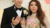 Sementara May Lee tampil cantik dengan gaun pernikahan putih. (Foto: Palevi S)