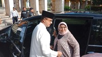 Foto: Saat turun dari mobil, Anies disambut oleh Wali Kota Jakarta Utara Husein Murad dan penyelenggara kegiatan Tabligh Akbar. Anies lalu berjalan mendampingi ibundanya yang menggunakan kursi roda. Fotografer: Kanavino/detikcom