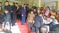 Seperti umumnya tamu undangan, sebelum masuk Jokowi sempat mengisi buku tamu dan menulis namanya. Foto: Farhan/detikcom