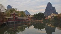 Provinsi Guangxi yang menjadi lokasi Kota Huangyao, mengklaim sebagai daerah dengan air terbaik di China. Daerah seluas 360.000 m2 ini juga dikelilingi oleh pegunungan karst yang curam. (bxalice/Instagram)
