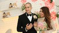 Okan Cornelius tampil gagah dengan setelan jas. (Foto: Palevi S)