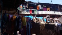 Foto: Kampung Pulo merupakan daerah yang digenangi banjir. Ketinggian air bahkan mencapai sedada orang dewasa pada Senin 5 Februari 2018. Hari gerganti hari, banjir mulai surut dan meninggalkan endapan lumpur serta sampah pada Sabtu (10/2/2018). Fotografer: Eva/detikcom