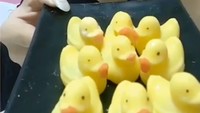 Ini cokelat bentuk bebek. Lucu banget, kan! Kaya bebek yang biasa berenang bareng anak kecil kalau lagi mandi itu. Foto: Instagram @imunsu1995