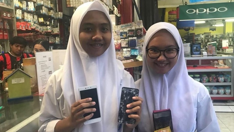 HP-nya Terlindas Mobil Presiden, Dini Dapat HP Baru dari Jokowi HP-nya Terlindas Mobil Presiden, Dini Dapat HP Baru dari Jokowi