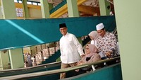 Foto: Kedatangan orang nomor satu di Jakarta itu disambut marawis oleh jemaah masjid. Fotografer: Kanavino/detikcom