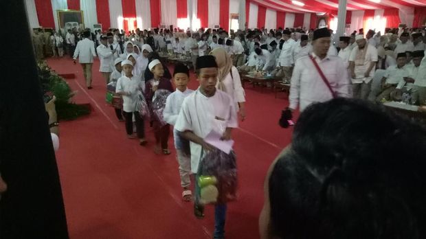  Ada seremoni pemberian santunan kepada anak yatim dan pemotongan tumpeng. 