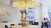 Chandelier kristal yang ada di tengah memberi suasana anggun dan nyaman. Karena serba putih dessert dan kue terlihat makin menarik.Foto: Instagram Billy Angel Cake Company