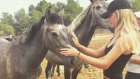 Menariknya, ternyata Ruby juga sangat menyukai binatang kuda. Hal itu pun tampak dari salah satu postingannya bersama kuda saat liburan ke Eivissa, Ibiza (@rubymae3223/Instagram)