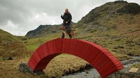 Jembatan tersebut tetap kuat meski tanpa menggunakan tiang besi, kawat penunjang, maupun lem untuk menempelkan kertas. Istimewa/gizmodo.