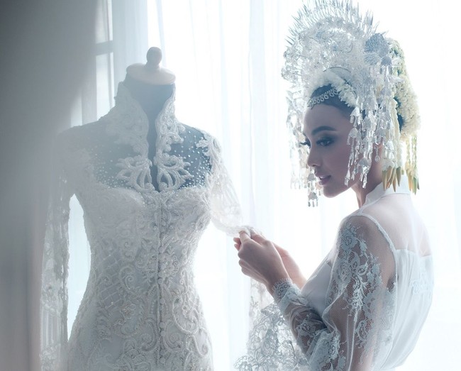 Adapun kebaya berkerah tinggi tersebut merupakan rancangan desainer papan atas Anne Avantie. Foto: Instagram