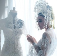 Adapun kebaya berkerah tinggi tersebut merupakan rancangan desainer papan atas Anne Avantie. Foto: Instagram