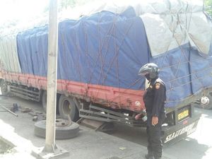 Tertimpa Truk Amblas, Seorang Mekanik Meninggal