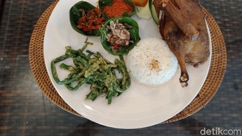 Saat memotret makanan. Foto: Adi