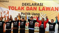 Badan Pengawas Pemilu (Bawaslu) beserta perwakilan partai politik mendeklarasikan komitmen menolak politik uang dan politisasi suku, agama, ras dan antargolongan (SARA) untuk pilkada serentak, di Jakarta, Sabtu (10/02/2018).