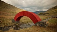 Di Cumbria, kawasan non-pemerintahan Inggris, terdapat pemandangan tak biasa berupa jembatan lengkung berwarna merah. Istimewa/gizmodo.
