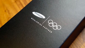 Inilah kemasan Note 8 edisi Olimpiade musim dingin yang diberikan pada semua atlet yang berpartisipasi, kecuali dari Korea Utara. Karena jika diberikan akan melanggar sanksi PBB dan Amerika Serikat. Foto: Cnet